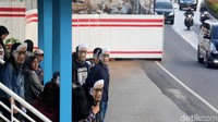 Jokowi sendiri mengatakan dirinya masih menunggu laporan dari upaya yang dilakukan oleh Polri. Jika Kapolri Jenderal Tito Karnavian dirasa sudah menyerah, maka barulah Jokowi akan mengambil tindakan lebih lanjut.