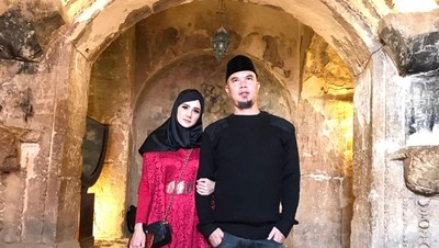 Mulan Jameela Berhijab Saat Liburan, Gayanya Bikin Netizen Terpesona