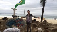 Rio de Janeiro memang sudah terbukti dengan pesona alam dan pantainya. Begitu sampai di Rio, Danny pun menyempatkan diri untuk berfoto! (@TheScript_Danny/Twitter)