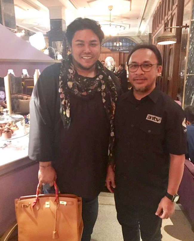 Termasuk penggemar tas Hermes, Ivan Gunawan pun memiliki tas Hermes Birkin berwarna cokelat yang jadi favorit para pecinta Birkin. Tas Hermes ukuran 40 cm yang dibawa Ivan ini harganya US$ 18.700 atau sekitar Rp 257 juta. Foto: Instagram