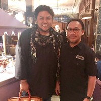 Termasuk penggemar tas Hermes, Ivan Gunawan pun memiliki tas Hermes Birkin berwarna cokelat yang jadi favorit para pecinta Birkin. Tas Hermes ukuran 40 cm yang dibawa Ivan ini harganya US$ 18.700 atau sekitar Rp 257 juta. Foto: Instagram
