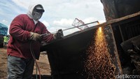 Besi tersebut kemudian dipotong menjadi lebih kecil.