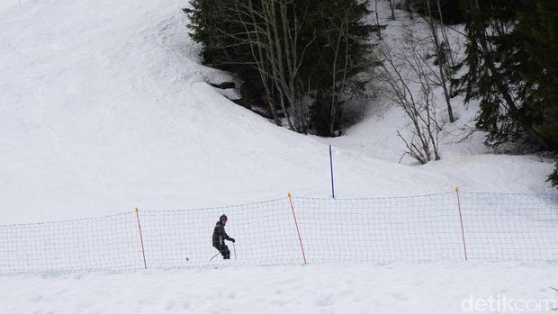 Main ski ternyata cukup sulit (Wahyu/detikTravel)