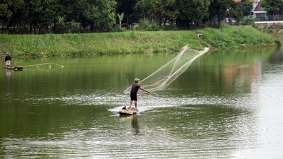 Foto: Mencari Ikan di Situ Gintung