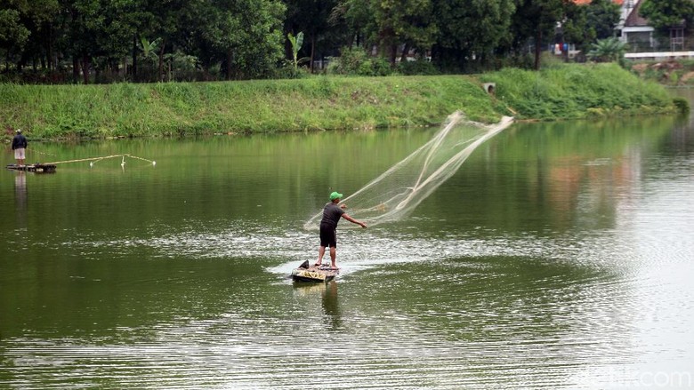 Mencari Ikan di Situ Gintung Saat ini Situ Gintung, Tangsel, bukan hanya tempat resapan air dan wisata. Warga juga mencari ikan di setu tersebut.