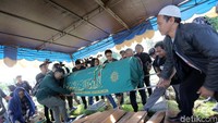 Pemakaman sendiri baru dilakukan pada sore ini di TPU Sunan Giri, Rawamangun, Jakarta Timur. Hanif Hawari/detikHOT
