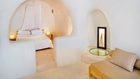 Yunani masih punya hotel gua lainnya, namanya Azalea Houses Cave. Penginapan tradisional dengan nuasan berwarna coklat susu ini berada di Oia, Yunani. (Azalea Houses)