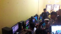 Pengungkapan jaringan judi online di Cirebon itu bermula saat Sat Narkoba Polresta Cirebon melakukan razia minuman keras (miras) dan narkotika. Ketika menggerebek salah satu kontrakan di Blok 5 Kedawung, Sat Narkoba mendapati sejumlah orang yang sedang asik bermain judi online. (Foto: Sudirman Wamad/detikcom).