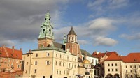 Polandia berada di Eropa Tengah berbatasan dengan Jerman, Republik Ceko, Rusia, Slowakia dan Ukraina. Ada Krakow yang merupakan kawasan kota tua terkenal di dunia. Warsawa ibukota negaranya, penuh sejarah karena merasakan banyak peperangan dan Kastil Malbork yang disebut kastil terbesar di dunia (Visit Krakow) 