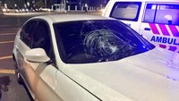 Kecelakaan itu berawal saat Tiara mengemudikan mobil di Jalan Hayam Wuruk, Jakarta Pusat, pada Senin (9/4) sekitar pukul 23.30 WIB. Saat melintas di perempatan Harmoni, Tiara mengendalikan mobil itu kurang hati-hati sehingga menabrak motor milik Irfan yang merupakan driver ojek online.  (Foto: Dok. TMC Polda Metro Jaya)