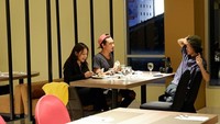 Makan malam bareng lagi! Kira-kira apa ya menu makan malam mereka kala itu? Tapi yang jelas, apapun makanan mereka, minumnya hanya segelas air mineral. Foto: Instagram @adipativanesha_fc