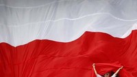 Polandia punya warna bendera merah putih. Mirip dengan Indonesia hanya saja posisi warnanya berbeda, putih di atas dan merah di bawah (Reuters)