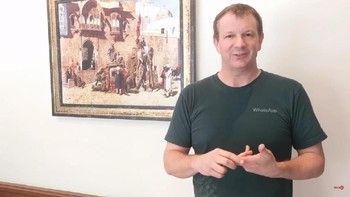 Brian Acton, co-founder WhatsApp, bisa dibilang menjadi pionir dalam menggemakan tagar #deletefacebook pasca kasus penyalahgunaan data milik jutaan akun media sosial tersebut. (Foto: Screenshot YouTube TECHie)