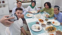 Stefan sering memamerkan pose makannya di instagram pribadinya @stefannwilliam. Makan sendiri maupun bareng keluarga dan teman-temannya selalu kelihatan seru.  Foto: instagram @stefannwilliam