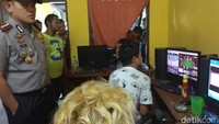 Sewaktu penggerbekan, para pemuda yang tengah fokus di depan layar komputer ini tengah mengoperasikan judi online jenis poker melalui website. (Foto: Sudirman Wamad/detikcom)