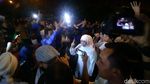 Foto: Begini Gaya Pendukung Cagub Jatim di Luar Arena Debat