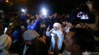 Paslon Khofifah-Emil berjalan kaki dengan diiringi ibu-ibu pendukungnya menuju lokasi debat/Foto: Deni Prasetyo Utomo