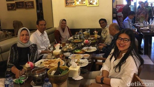 Pose Makan Iriana Jokowi yang Sederhana dan Melly Bradley Doyan Makan Enak