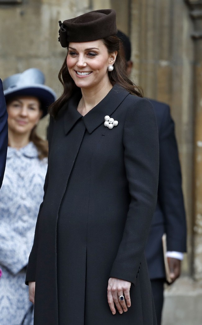 Siapa yang kini tidak mengenal Kate Middleton. Kini wanita yang dipacari Pangeran William sejak sama-sama kuliah di Universitas St. Andrews, Skotlandia itu diberi gelar Duchess of Cambridge. Gelar tersebut  didapatkannya setelah dia dinikahi sang pangeran pada 2011 lalu. Kate merupakan putri dari pasangan yang berprofesi sebagai pramugari. Foto: Tolga Akmen - WPA Pool/Getty Images