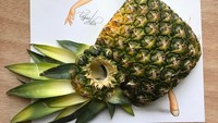 Potongan kulit nanas ini kok bisa ya dibentuk jadi gaun yang dikenakan model. Diberi jusul Mrs. Pineapple, hasil karya ini terlihat sangat unik. Foto: Instagram @edgar_artis