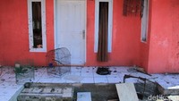Perusakan rumah itu dilakukan puluhan warga yang murka dengan peristiwa tewasnya puluhan orang korban miras oplosan yang diduga dijual Asep. Dia dituding menjual miras oplosan di sekitar Jalan Cicalengka-Nagreg, Kabupaten Bandung. (Foto: Wisma Putra/detikcom).