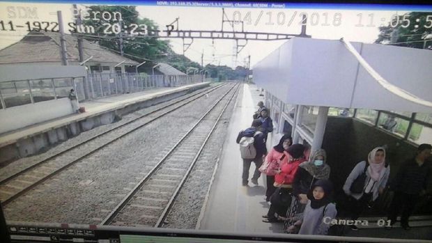 Tidak ada kepadatan penumpang di Stasiun Sudimara  