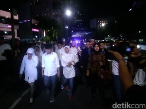Diiringi Ibu-ibu, Khofifah-Emil Jalan Kaki ke Lokasi Debat