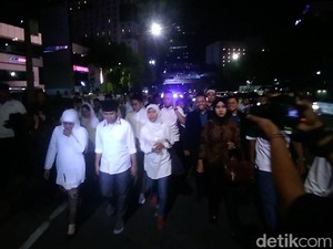 Diiringi Ibu-ibu, Khofifah-Emil Jalan Kaki ke Lokasi Debat