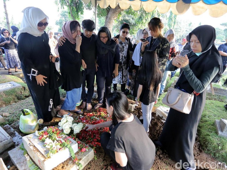 Foto: Pemakaman Andika Kerispatih (Hanif Hawari/detikHOT) Foto: Pemakaman Andika Kerispatih (Hanif Hawari/detikHOT)