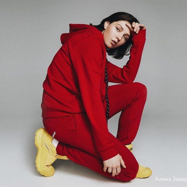 Penampilan memesona Zavarzina saat menjadi model pakaian olahraga. Foto: Instagram