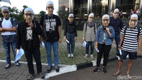 Mereka menuntut menuntut penuntasan kasus teror terhadap penyidik KPK Novel Baswedan.