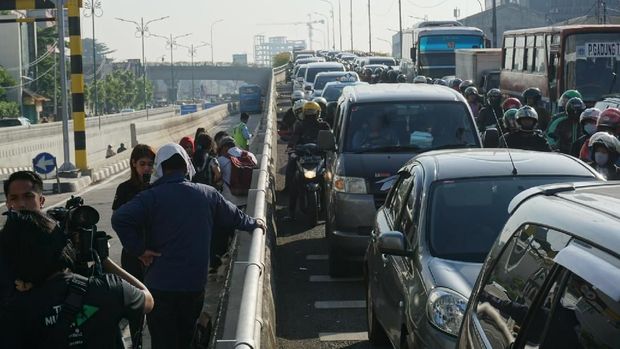 Underpass Matraman lengang. Namun, lalu lintas di kawasan Matraman macet akibat rekayasa lalin.  waktu tempuh dari arah Jalan Pramuka ke Jalan Proklamasi bisa mencapai satu jam