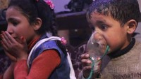 Amerika Serikat dan sekutu-sekutunya menuding rezim Assad sebagai pelaku serangan kimia itu. Tuduhan ini telah dibantah oleh pemerintah Suriah dan Rusia, yang menjadi sekutu utama rezim Assad. Foto: UOSSM via Sky News