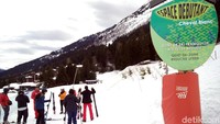 Traveler akan dibawa ke jalur main ski yang sesuai dengan kelasnya. Kalau beginner, mainnya ke sini: Beginner Garden dengan tanda berwarna hijau. (Wahyu/detikTravel)