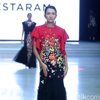 Fashion show Malik Moestaram di Indonesia Fashion Week 2018 ini mengangkat tema Peintures Anciennes di Jakarta Convention Center. Sabtu [31/3/2018]. [Foto: Mohammad Abduh/Wolipop]