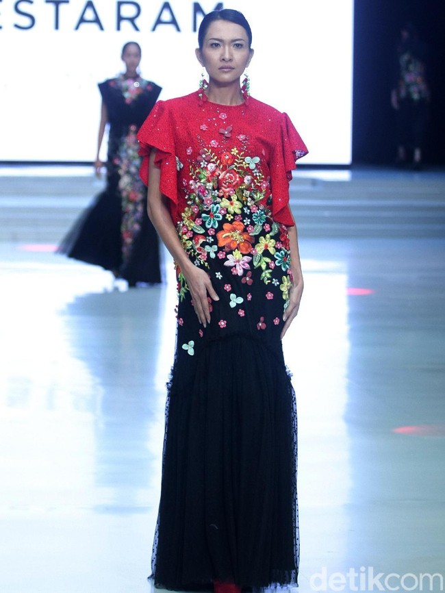 Fashion show Malik Moestaram di Indonesia Fashion Week 2018 ini mengangkat tema Peintures Anciennes di Jakarta Convention Center. Sabtu [31/3/2018]. [Foto: Mohammad Abduh/Wolipop]