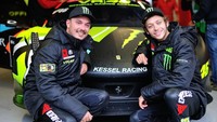 Uccio dan Rossi seperti tak terpisahkan. Tidak hanya di lintasan balap motor, Rossi juga mengajak Uccio untuk membalap di Rally Monza. (Foto: Guido De Bortoli/Getty Images)
