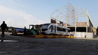 Dari sisi kenyamanan, selain AC (air conditioning), pada LRT ini juga dipasang kaca jendela dari jenis safety glass (tempered) dan dilaminasi anti UV 60% sehingga mampu mengurangi radiasi sinar matahari langsung. Tingkat kandungan lokal produk LRT ini mencapai kurang lebih 45%. Dok. PT INKA (Persero).