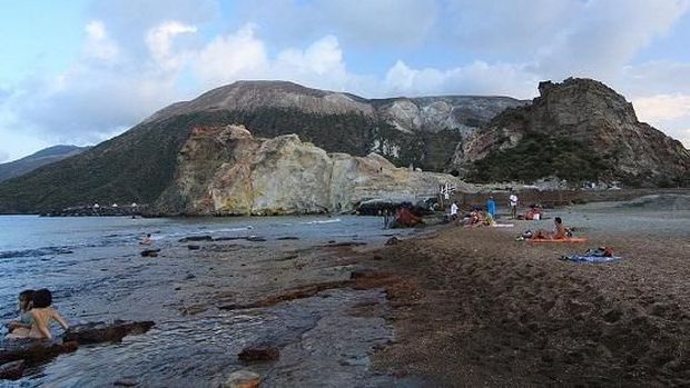 Puas berendam, lanjut bersihkan diri di laut (Visit Sicily)