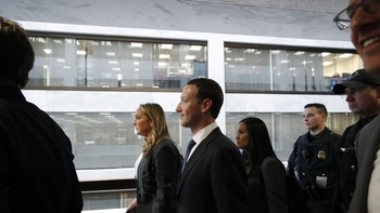 “Karena perusahaan kami ‘sangat terlihat’, diadakan program keamanan bagi Mr Zuckerberg untuk mengamankannya dari ancaman spesifik yang muncul karena posisinya sebagai pendiri, chairman dan CEO kami,” tulis Facebook. Foto: Reuters