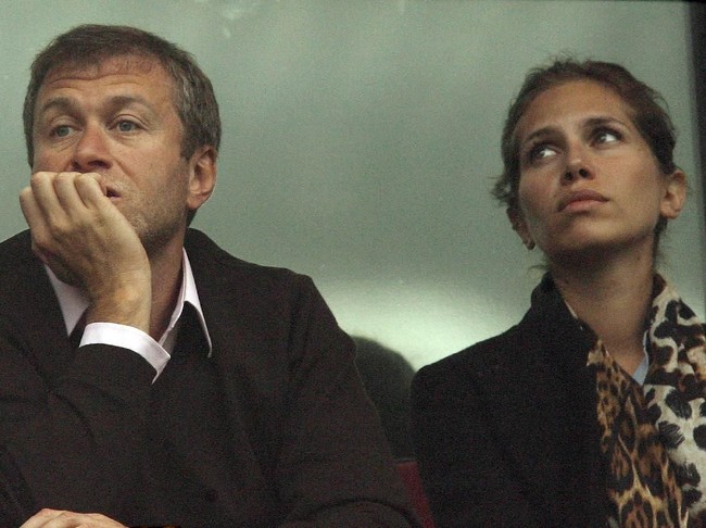 Di pernikahan sebelumnya Roman menikah dengan Irina. Perceraiannya dengan Irina disebut sebagai perceraian termahal di dunia. Roman memberikan harta gono-gini untuk mantan istrinya itu sebesar US$ 247 juta atau sekitar Rp 3,3 triliun.  Foto: Getty Images