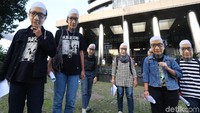 Mahasiswa dari Sekolah Tinggi Ilmu Hukum Jentera beraksi teatrikal menggunakan topeng Novel Baswedan di depan Gedung KPK, Jakarta, Selasa (9/4/2015).