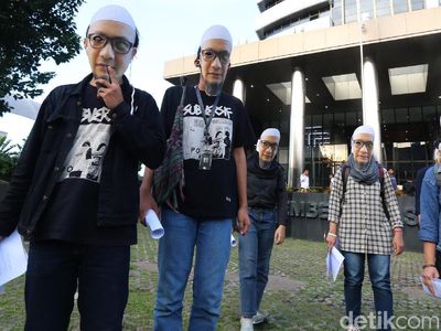 Mahasiswa Bertopeng Tuntut Penuntasan Kasus Teror Novel