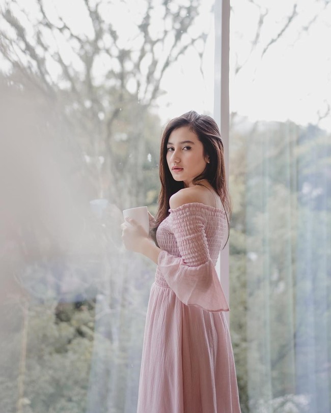 Mengaku bukan model profesional, namun bagi para penggemarnya di Instagram, gaya Dinda tak kalah dari model sebenarnya. Foto: Instagram