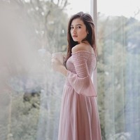 Mengaku bukan model profesional, namun bagi para penggemarnya di Instagram, gaya Dinda tak kalah dari model sebenarnya. Foto: Instagram