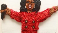 Mulai dari tokoh seperti Opera Winfrey, tas Birkin, kue, makanan, jam tangan, hingga panggangan daging semuanya terbuat dari rice crispy. Foto: Instagram @mister_krisp