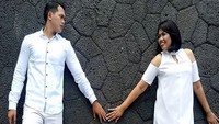 Pose mesra Ely dan Irfan di depan kamera. (Dok. Instagram/elysugigi_real_)