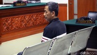 Sebelumnya, Dwi didakwa 3 pasal, terkait pemberantasan tindak pidana terorisme. Ia didakwa dengan Pasal 15 Jo 7, Pasal 13 Huruf C Undang-undang Republik Indonesia Nomor 15 Tahun 2003, dan Pasal 5 jo 4 UU RI nomor 9 Tahun 2013 yang seluruhnya terkait pemberantasan tindak pidana terorisme.