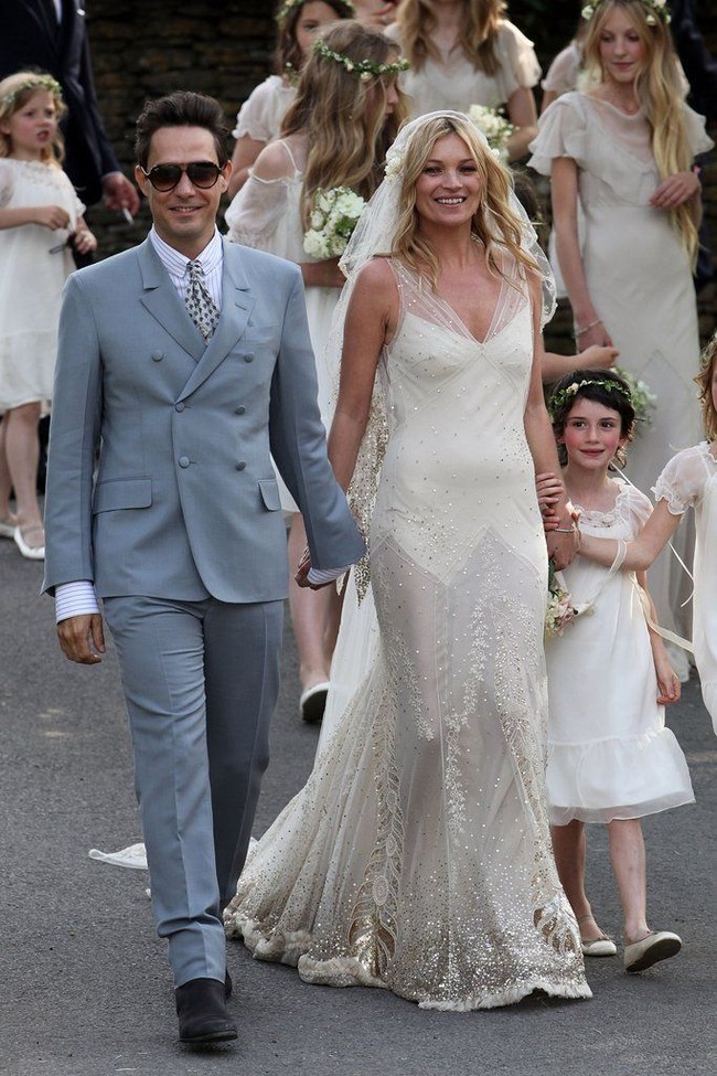 Ketika dinikahi Jamie Hince, Kate Moss memilih gaun bohemian bergaya klasik rancangan John Galliano. Foto: Dok. Instagram