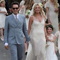 Ketika dinikahi Jamie Hince, Kate Moss memilih gaun bohemian bergaya klasik rancangan John Galliano. Foto: Dok. Instagram
